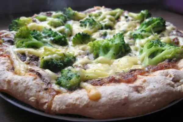 Pizza orkiszowa z brokułami i pieczarkami
