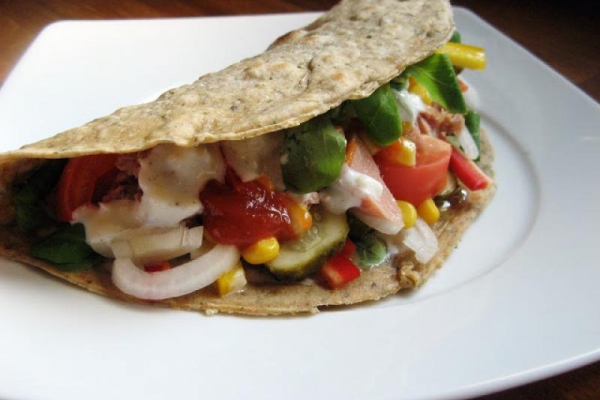 Pikantna pełnoziarnista tortilla z tuńczykiem
