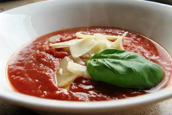 Ostra zupa krem z pomidorów z parmezanem i imbirem