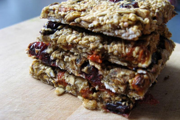 Ciasteczka orkiszowo-owsiane bez dodatku cukru i mąki z bananem, żurawiną i jagodami goji
