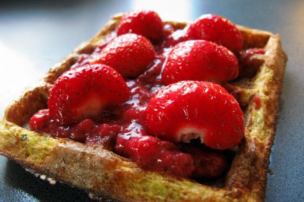 Dietetyczne gofry bez mąki z kaszy jaglanej z truskawkami, czyli jak umilić sobie zdrową dietę!