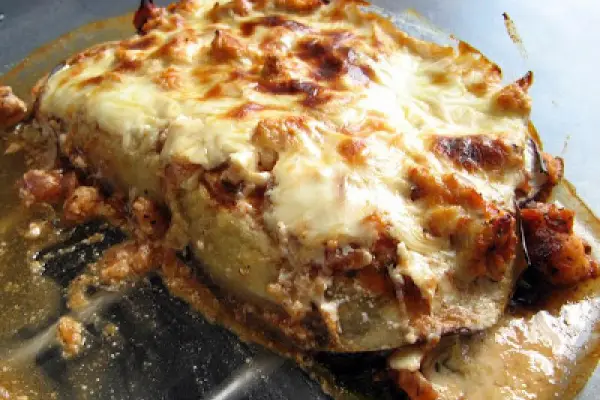 Dietetyczna, niskowęglowodanowa lasagne z mieloną piersią z kurczaka, szpinakiem i bakłażanem