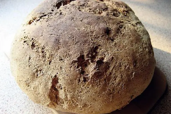 Chleb pełnoziarnisty mieszany na zakwasie żytnim