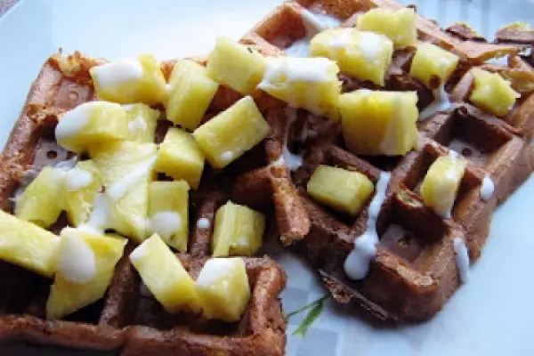 Przepis na śniadanie inne niż zwykle, czyli twarogowe gofry bez mąki z ananasem