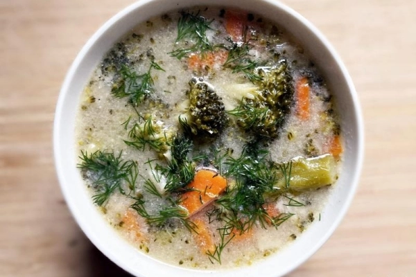 Zupa brokułowa – dietetyczna z mięsem