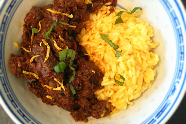 Wołowy Rendang z żółtym ryżem