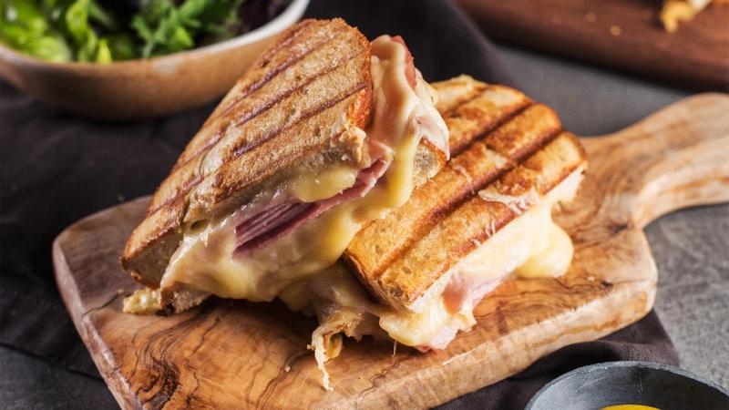 Croque Monsieur: kanapka z szynką, serem i sosem beszamelowym.