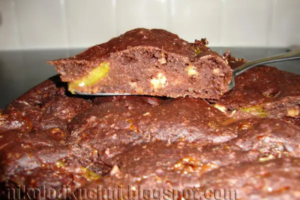 Kakaowe ciasto serowe ze śliwkami.