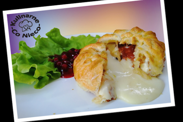 Zapiekany Camembert z Karmelizowaną Cebulką i Żurawiną w Cieście Francuskim
