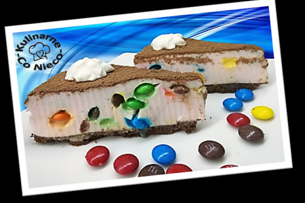 Śmietanowiec z Mascarpone i Czekoladowymi Cukierkami M&M’s