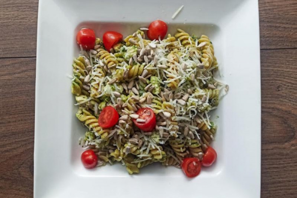 Makaron pełnoziarnisty z kurczakiem i pesto bazyliowym