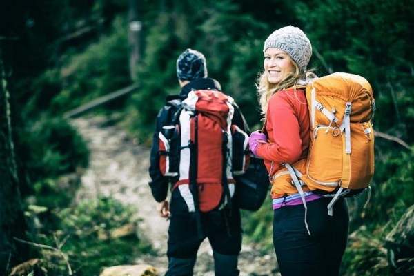 Trekking a ochrona przed wiatrem i deszczem – co warto kupić?