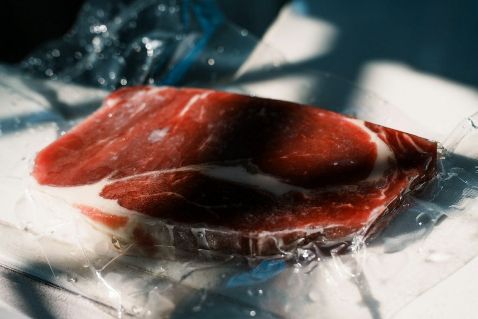Stek sous vide w domu – jak przygotować mięso bez ryzyka przeciągnięcia?