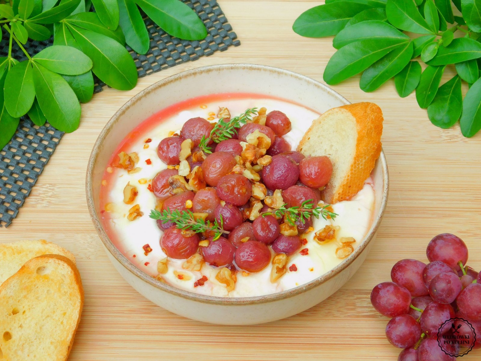 Kremowa feta z pieczonymi winogronami