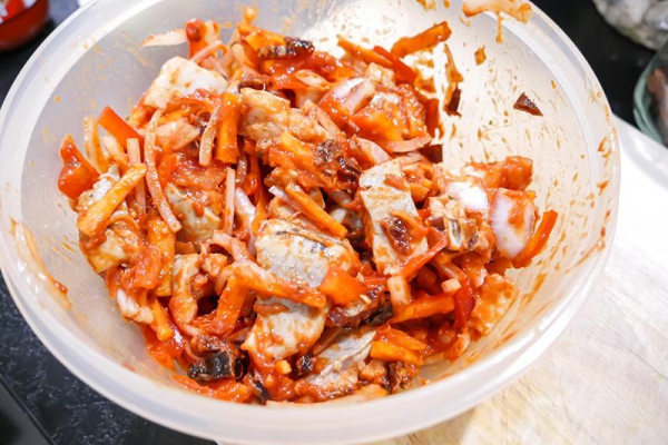 Śledzie w sosie salsa