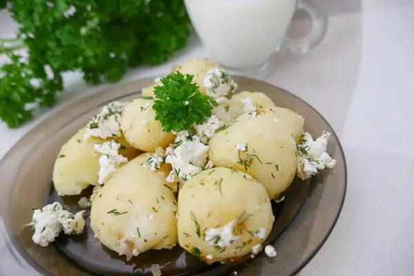 Młode ziemniaki z serem i maślanką