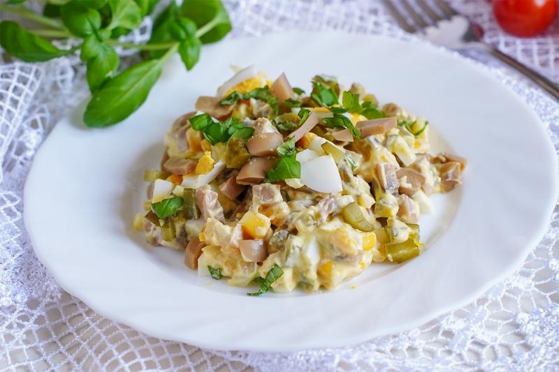 Sałatka z jajkiem i pieczarkami