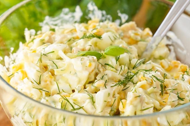 Sałatka z jajek i pieczarek marynowanych