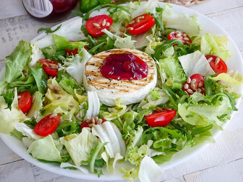 Sałatka z camembertem i dżemem żurawinowym