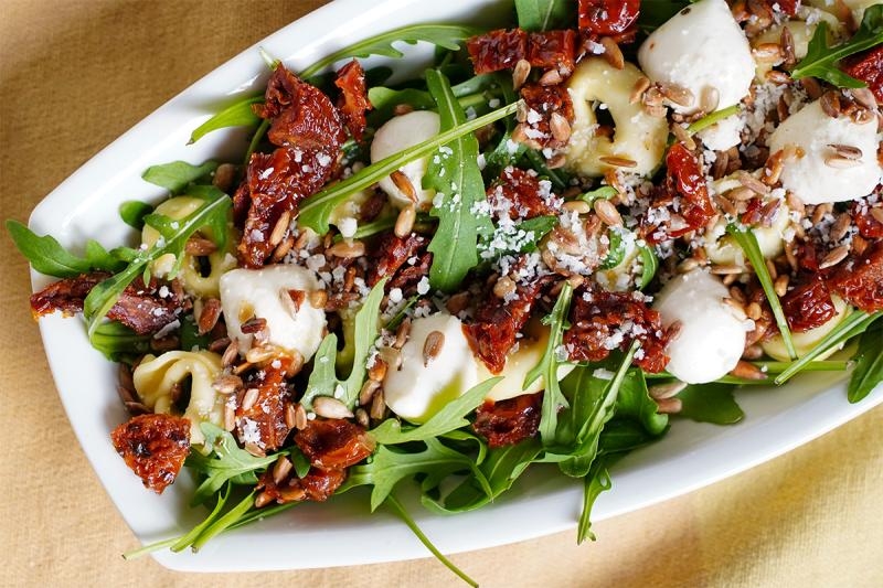 Sałatka z tortellini, rukolą i suszonymi pomidorami