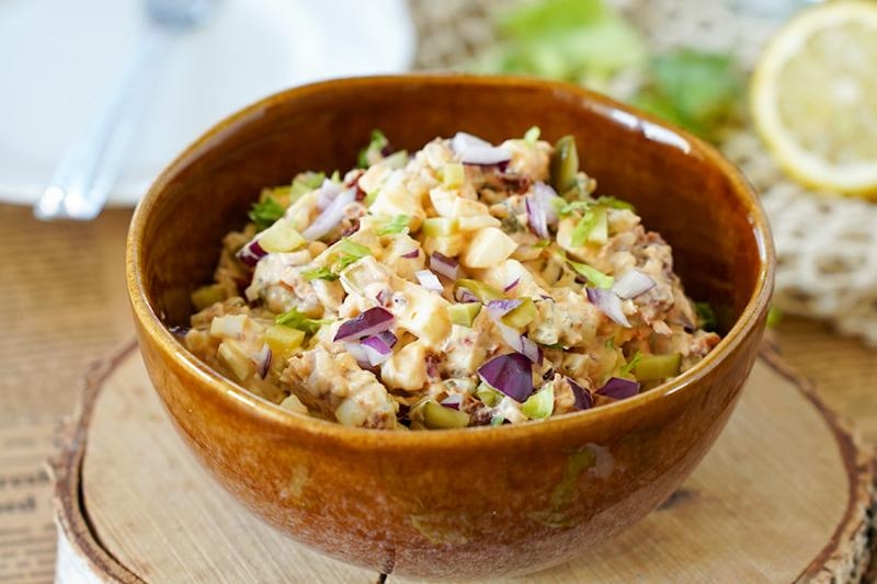 Sałatka z suszonymi pomidorami i jajkiem