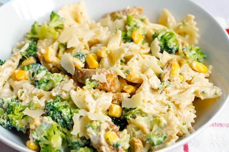 Sałatka brokułowa z makaronem i kurczakiem