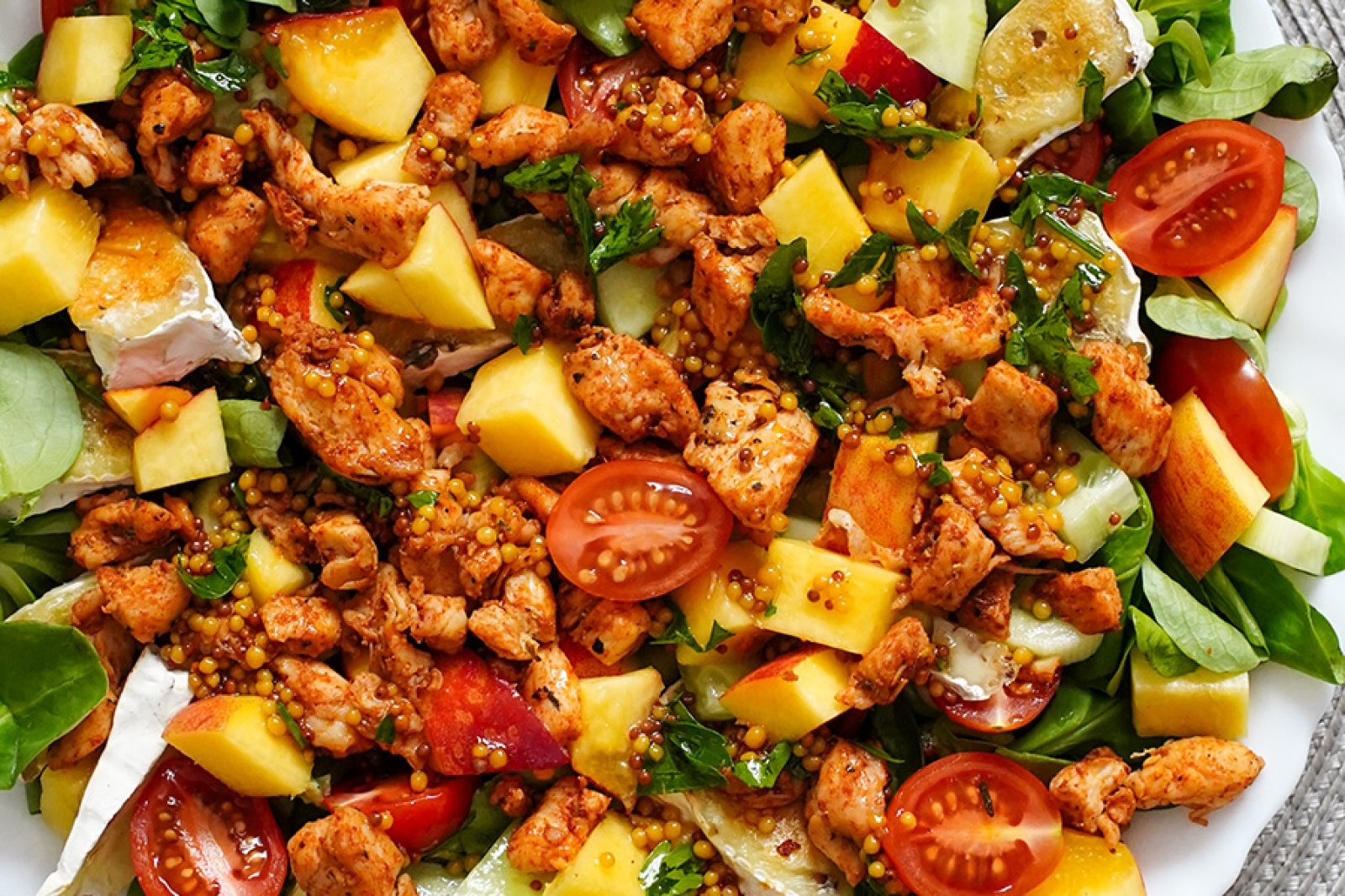 Sałatka z kurczakiem, camembertem i roszponką