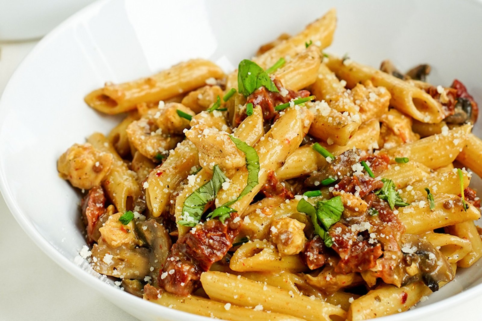 Makaron z kurczakiem, pieczarkami i suszonymi pomidorami