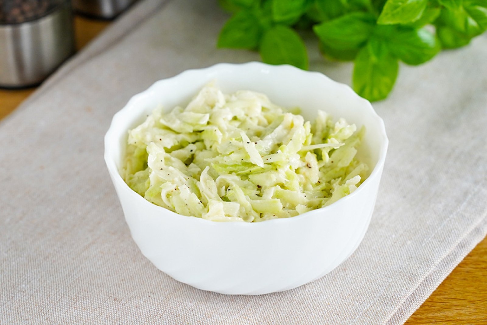 Surówka z łodygi brokuła i jabłka 