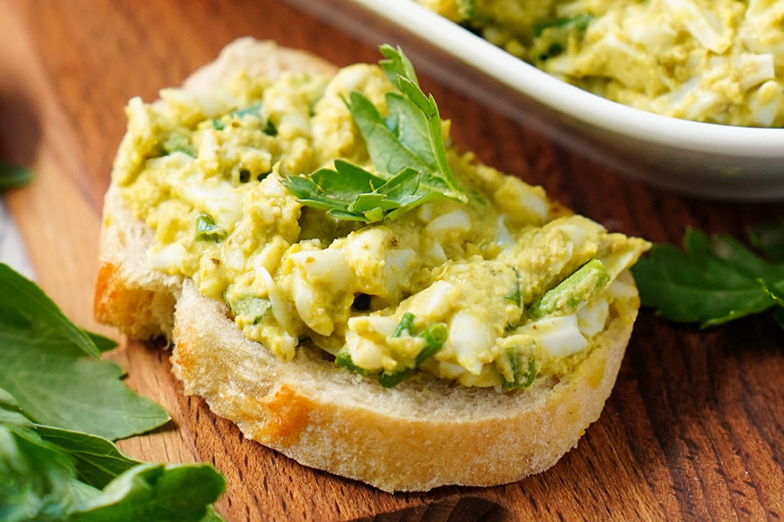Pasta kanapkowa z zielonym pesto i szczypiorkiem
