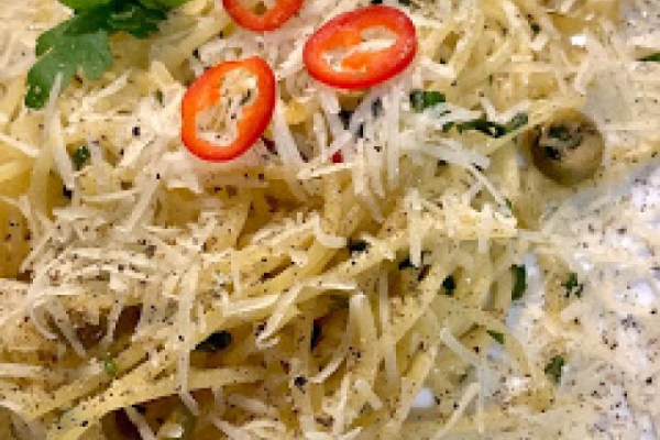 Makaron z czosnkiem, chili, pietruszką i oliwkami