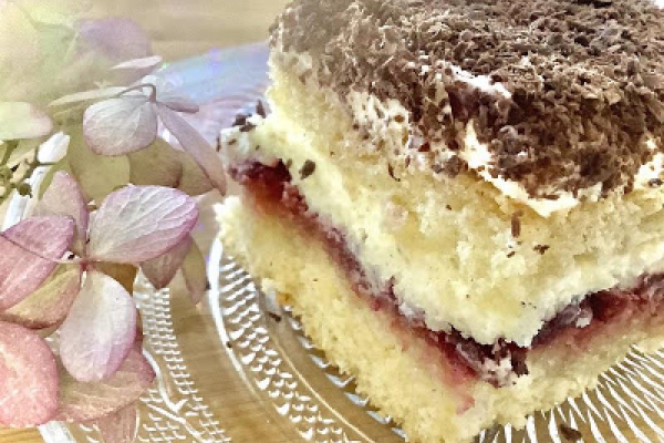 Ciasto torcikowe z kremem z bitej śmietany i serka mascarpone