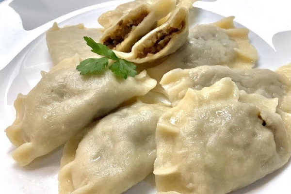 Pierogi z farszem ze słodkiej kapusty i suszonych grzybów
