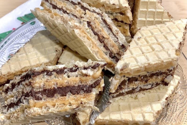 Wafle przekładane masą z kajmakiem, chałwą i kakao