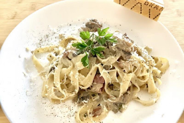 Tagliatelle w sosie śmietanowym z boczkiem i pieczarkami
