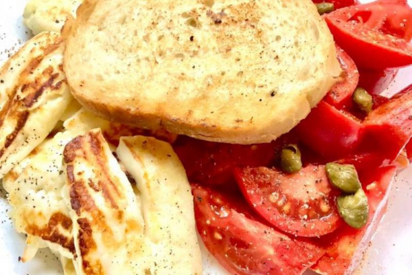 Grillowany ser halloumi z pomidorami i kaparami