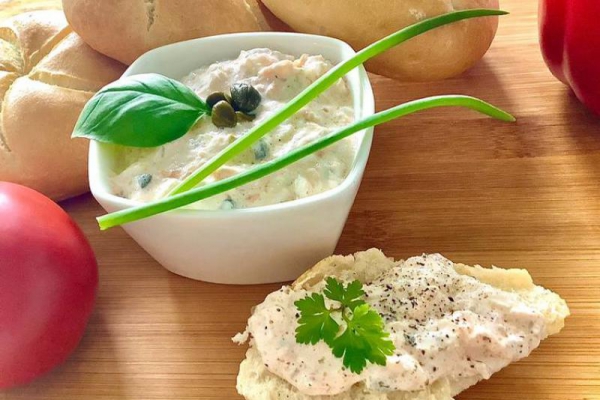 Pasta kanapkowa z wędzonego łososia, serka i kaparów