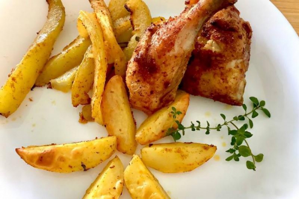 Kawałki kurczaka pieczone na cukinii i ziemniakach