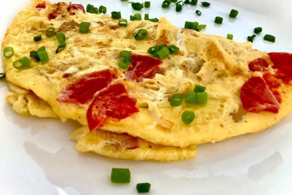 Omlet z wędzonym tofu i pomidorem