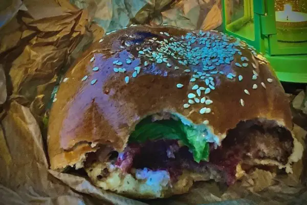 Hamburger z marynowanym burakiem