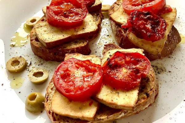 Grillowane grzanki z wędzonym tofu i pomidorem ????