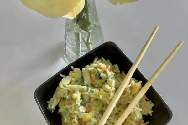 Smażony ryż z warzywami i jajkiem