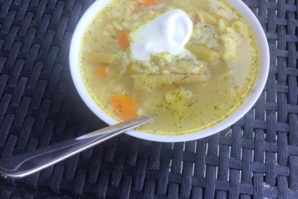 Zupa jarzynowa z kluseczkami lanymi i kleksem z jogurtu