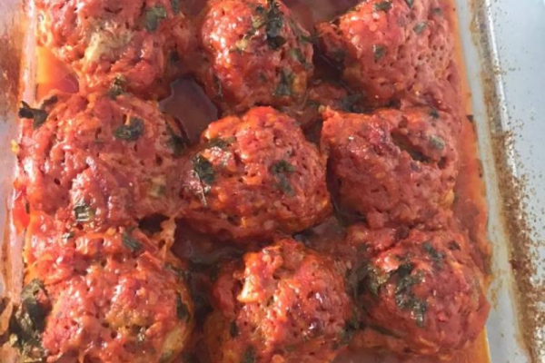 Pieczone pulpeciki z marchewką w sosie pomidorowym