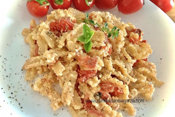 Makaron z pieczonym serem feta i pomidorkami