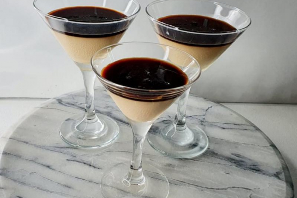 Kawowa panna cotta z kawowym syropem.