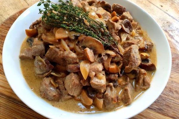 Beef Stroganoff z boczniakami i pieczarkami.