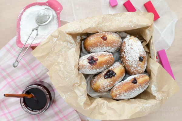 Pączki z czarną porzeczką