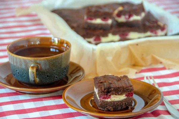 Sernik z malinami w otulinie z brownie