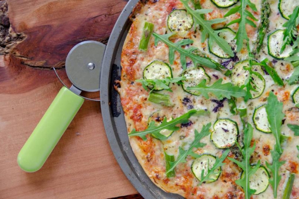 Pizza z cukinią i szparagami